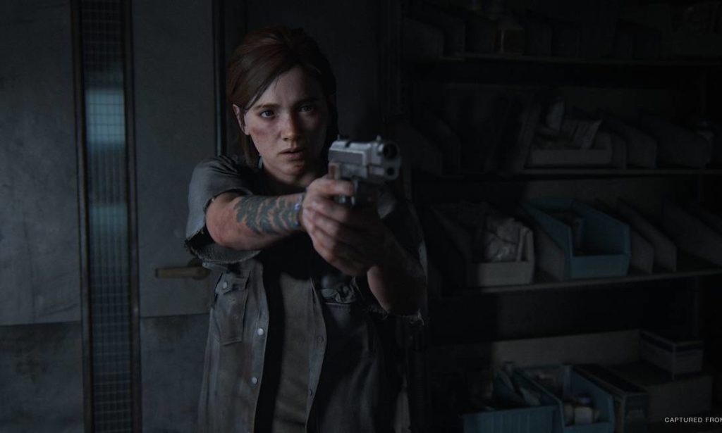 Ellie apontando uma arma